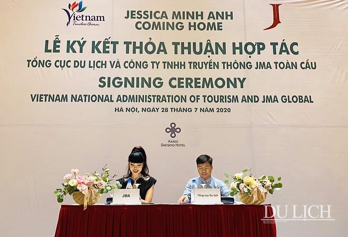 Vụ trưởng Vụ Thị trường Du lịch TCDL Đinh Ngọc Đức và Giám đốc Công ty TNHH Truyền thông JMA Toàn cầu Jessica Minh Anh ký kết Thoả thuận hợp tác